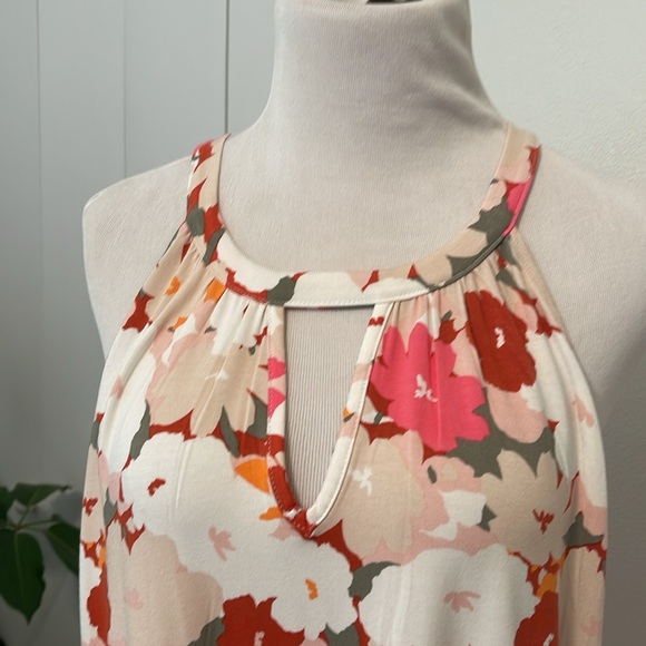 Floral sleeveless top! - Picture 2 of 3